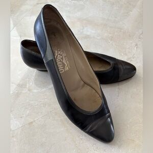 Vtg Salvatore Ferragamo classic leather low heel pump 8.5 black grey cap toe